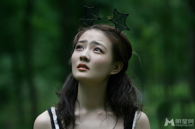 徐璐清纯写真曝光轻颦浅笑煞是动人_图-1