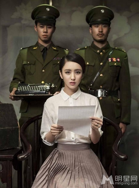 佟丽娅民国风情写真旗袍造型妩媚动人_图-3