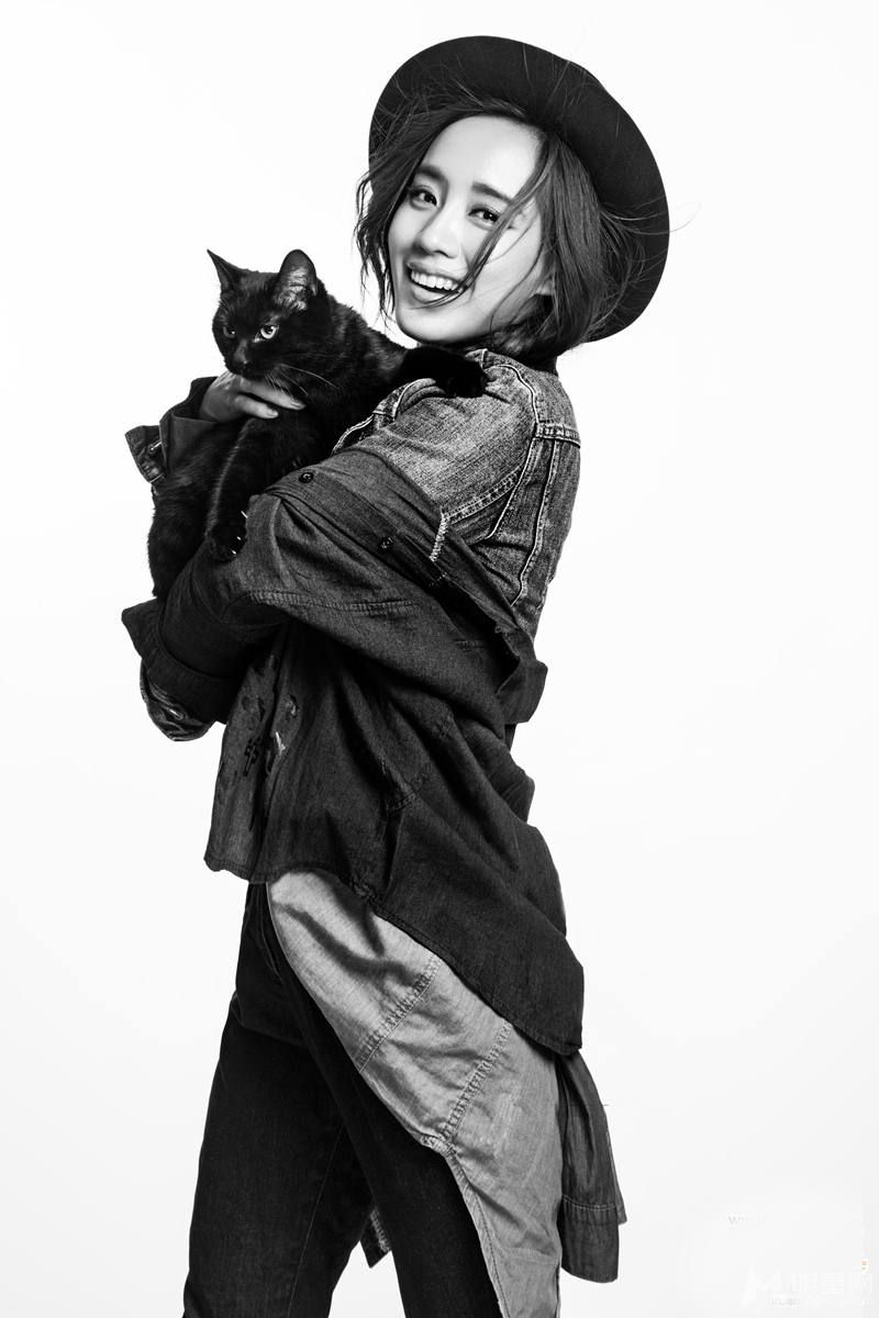 王智黑白写真曝光怀抱萌猫十足小女人_图-6