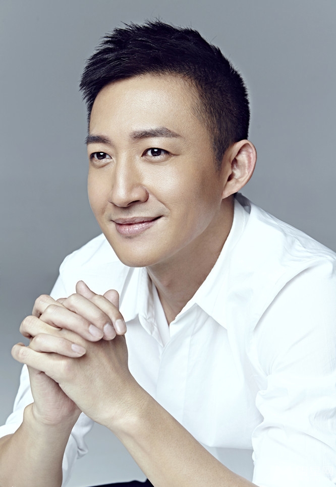 王阳简约白衬衫帅气十足获赞阳光男神_图-2