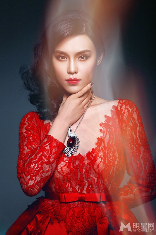 韩丹彤熟女写真烈焰红唇明艳红人_图-2