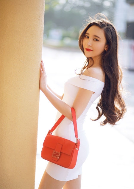 袁菲街拍秀丰胸翘臀展现熟女性感魅惑_图-4