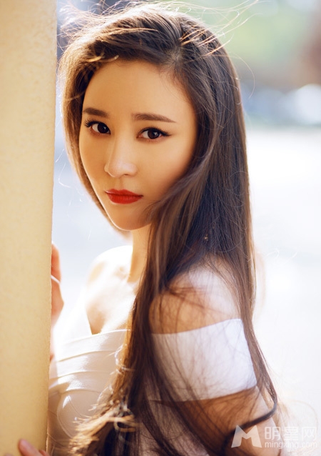 袁菲街拍秀丰胸翘臀展现熟女性感魅惑_图-5