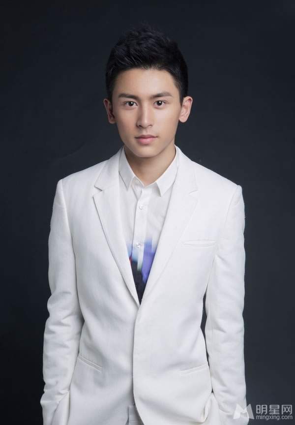 张哲瀚黑白西服造型写真帅气出镜范儿足_图-1