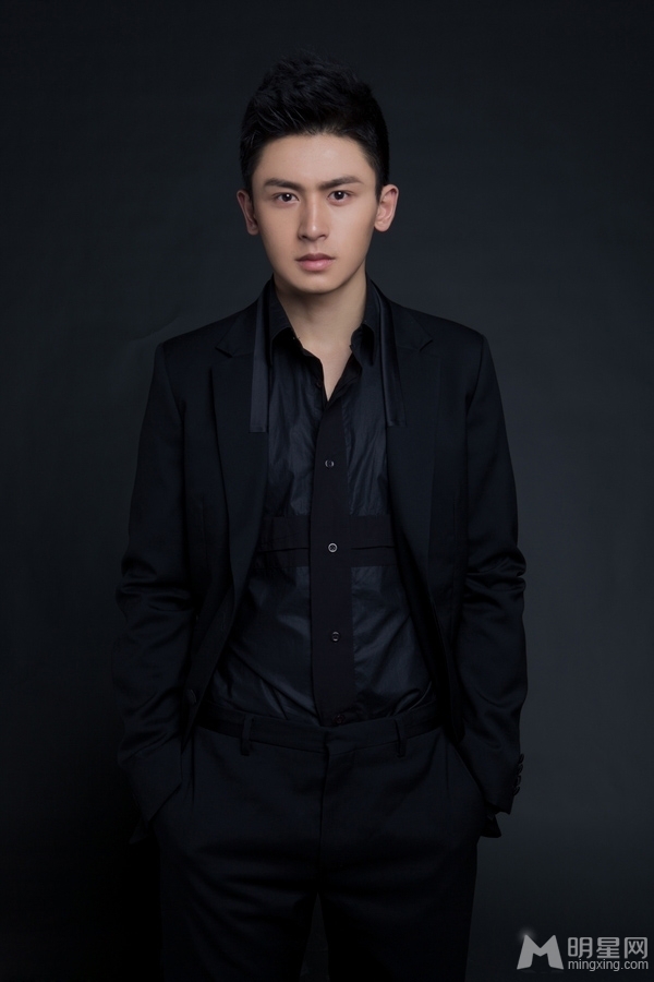 张哲瀚黑白西服造型写真帅气出镜范儿足_图-5