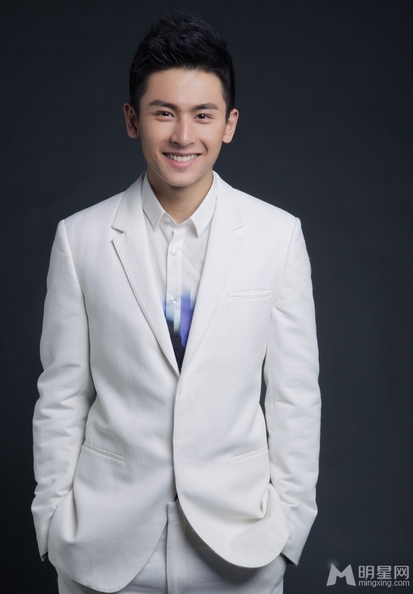 张哲瀚黑白西服造型写真帅气出镜范儿足_图-3