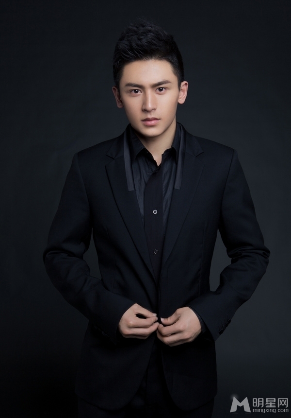 张哲瀚黑白西服造型写真帅气出镜范儿足_图-4