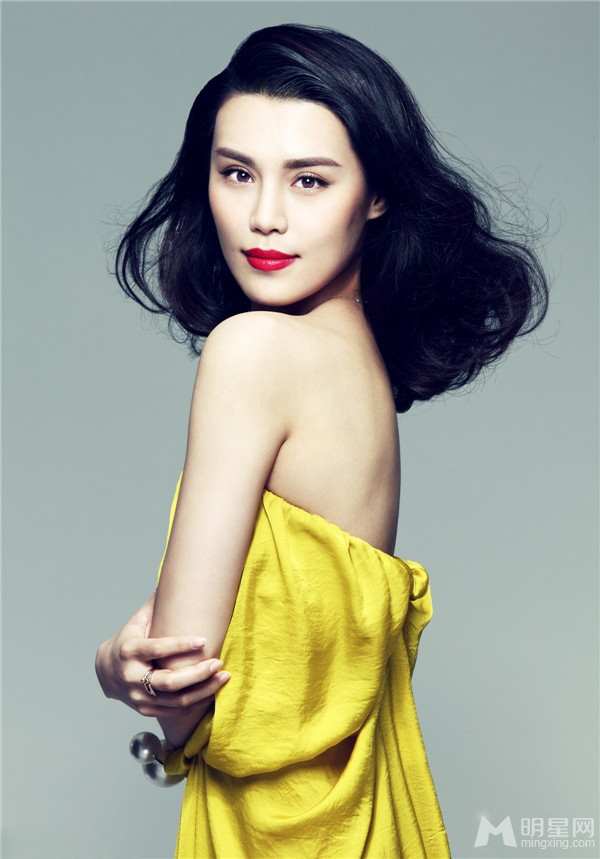 韩丹彤气质写真大秀香肩美背_图-2
