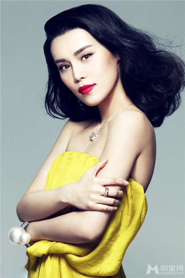 韩丹彤气质写真大秀香肩美背_图-3