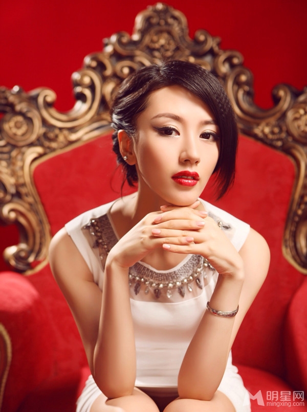 单薇复古风写真烈焰红唇女王范十足_图-6