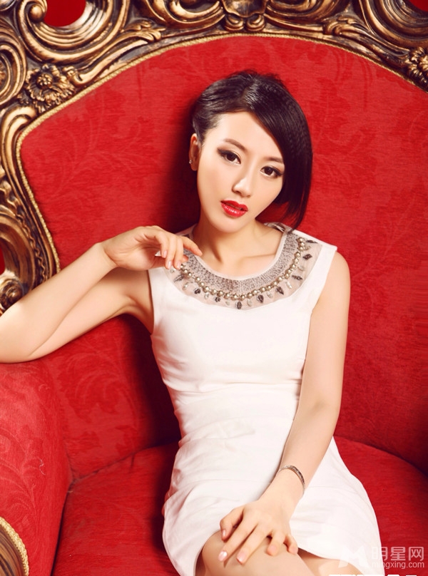 单薇复古风写真烈焰红唇女王范十足_图-3