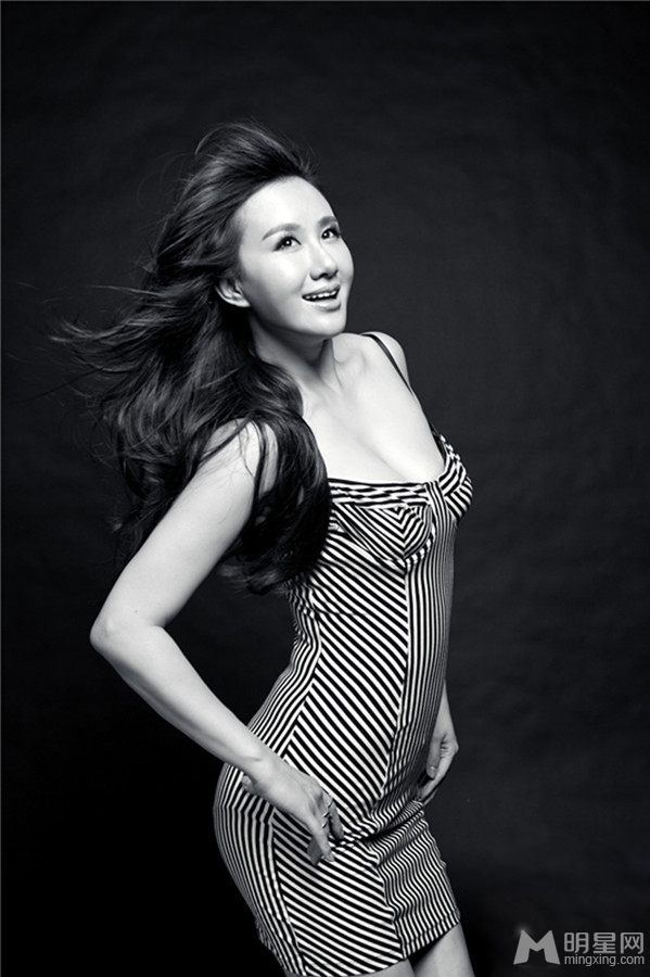 孟瑶黑白写真性感火辣大秀S曲线_图-3