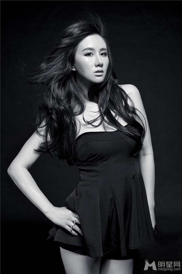孟瑶黑白写真性感火辣大秀S曲线_图-5