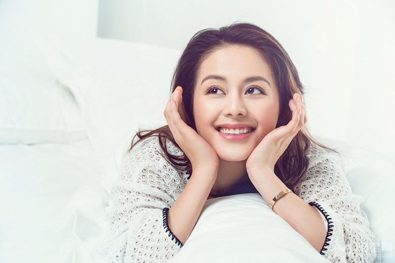 王力可夏日写真曝光演绎居家性感小女人_图-1