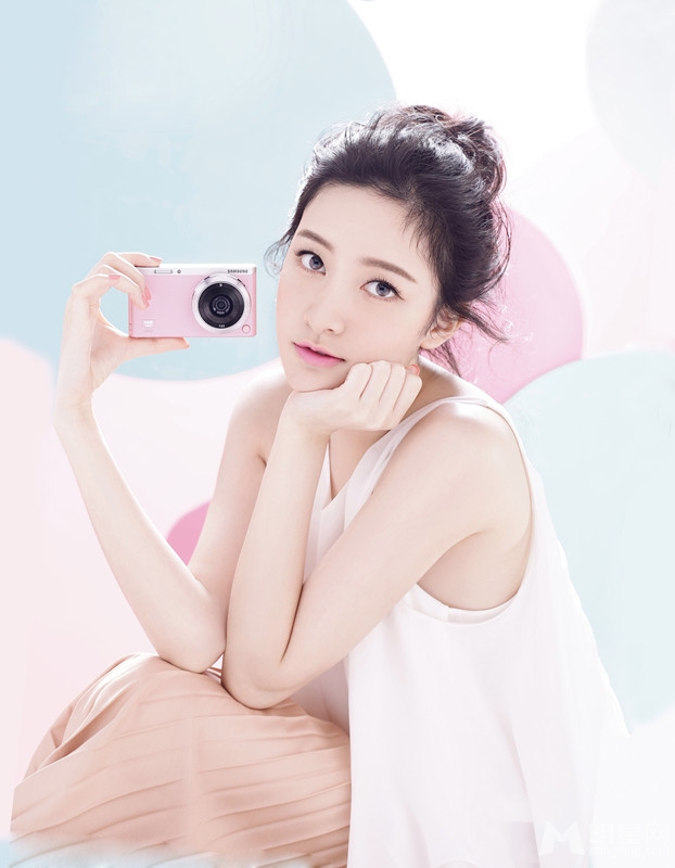 崔心心甜美写真妆容清新宛若春风_图-2