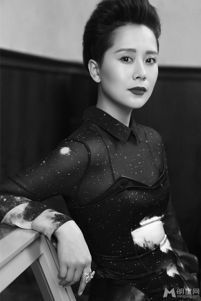 海清时尚黑白大片柔和神态彰显娇小妩媚_图-6