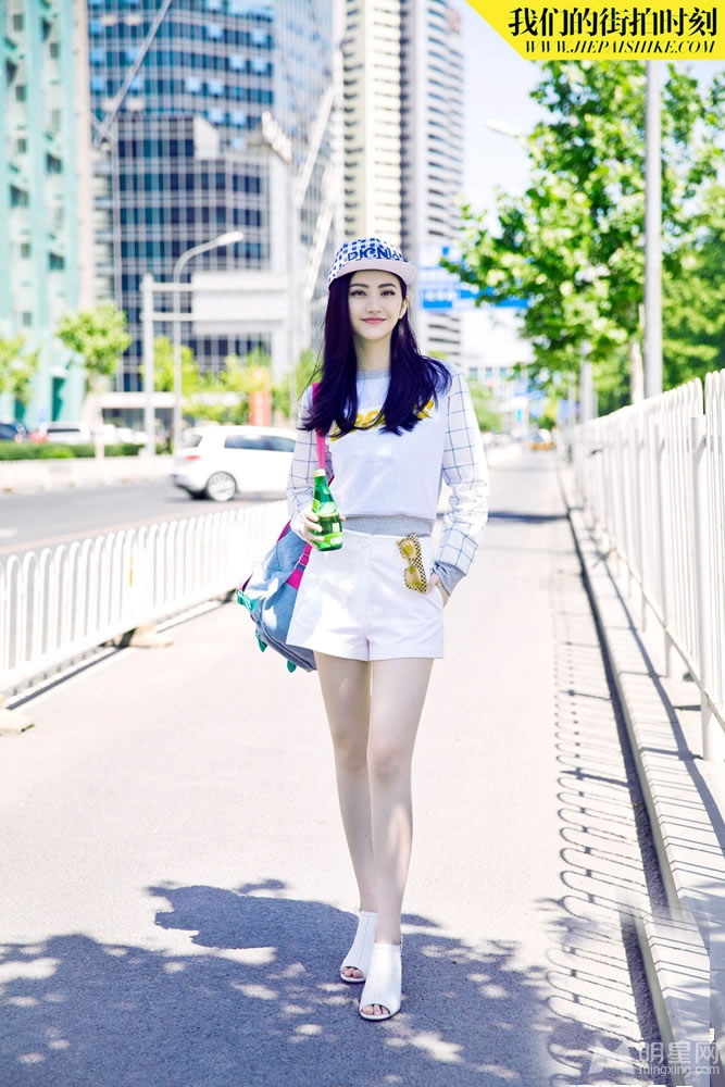 景甜夏日街拍曝光棒球衫秀性感美腿_图-1