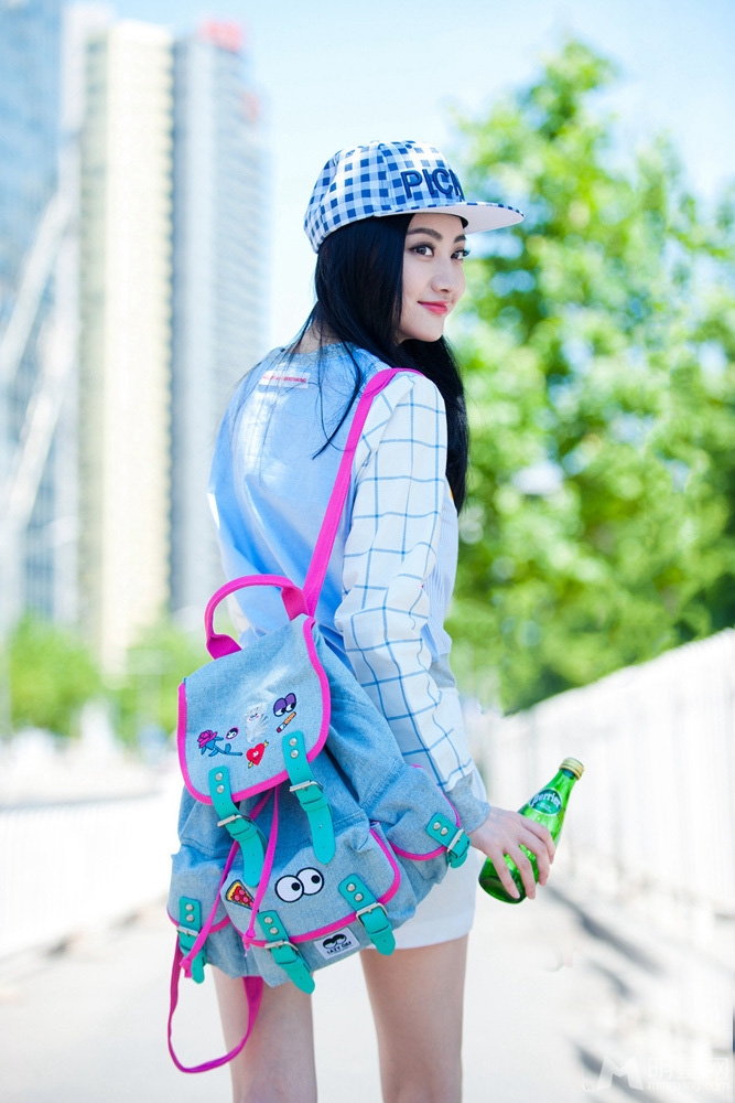 景甜夏日街拍曝光棒球衫秀性感美腿_图-5