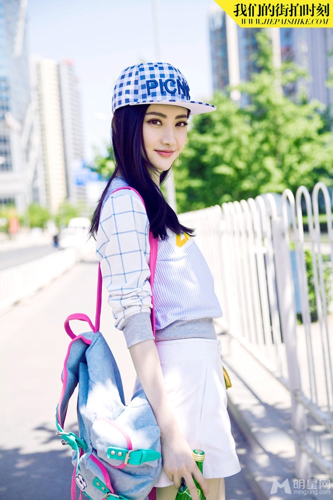 景甜夏日街拍曝光棒球衫秀性感美腿_图-9