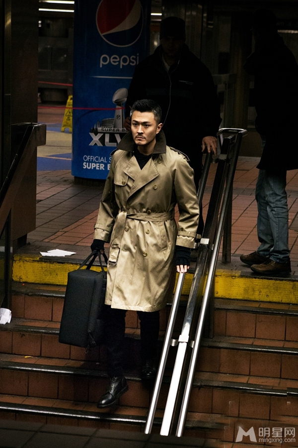 于小伟英伦风写真曝光卡其色风衣演绎英式时尚_图-4