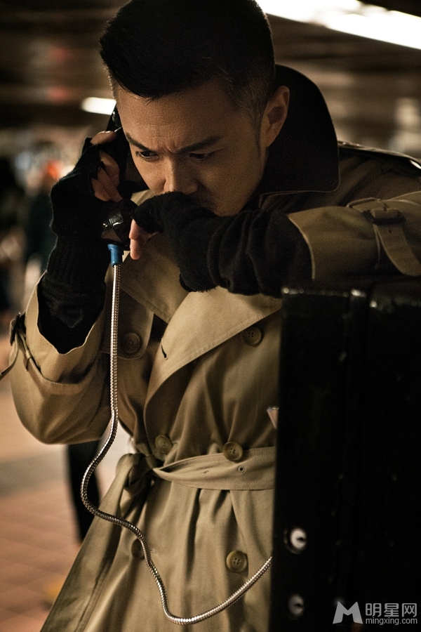 于小伟英伦风写真曝光卡其色风衣演绎英式时尚_图-2