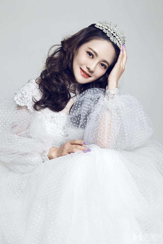 樊蕊曝时尚婚纱写真演绎纯美优雅气质女神_图-4