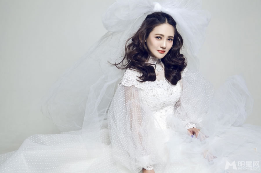 樊蕊曝时尚婚纱写真演绎纯美优雅气质女神_图-1