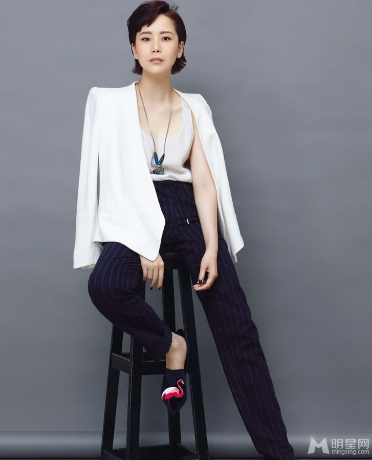 海清时尚杂志写真曝光率性干练不失柔美_图-1