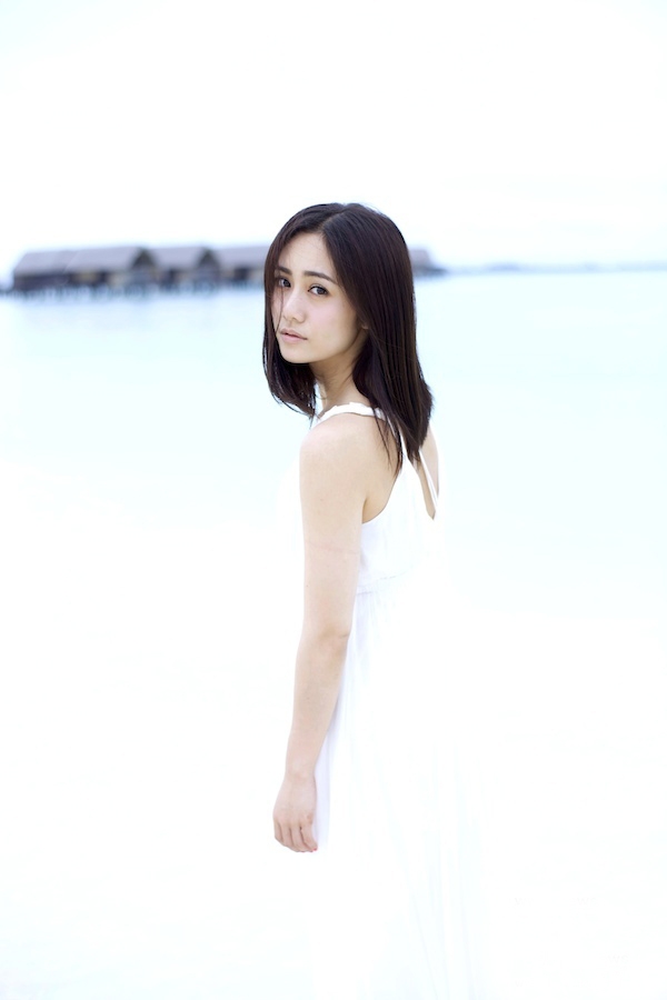 刘云夏日写真曝光白色长裙清新淡雅_图-7