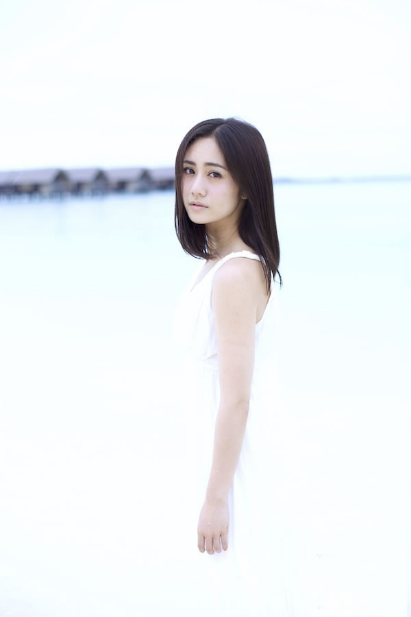 刘云夏日写真曝光白色长裙清新淡雅_图-1