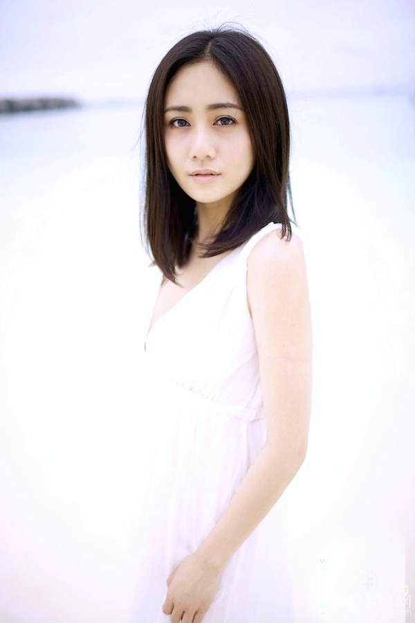 刘云夏日写真曝光白色长裙清新淡雅_图-8