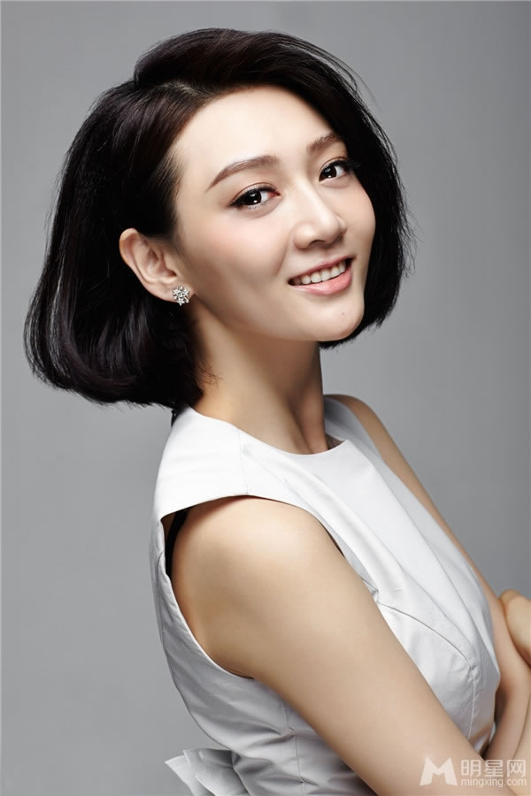 潘之琳曝时尚大片淡妆白裙尽显独特气质_图-1