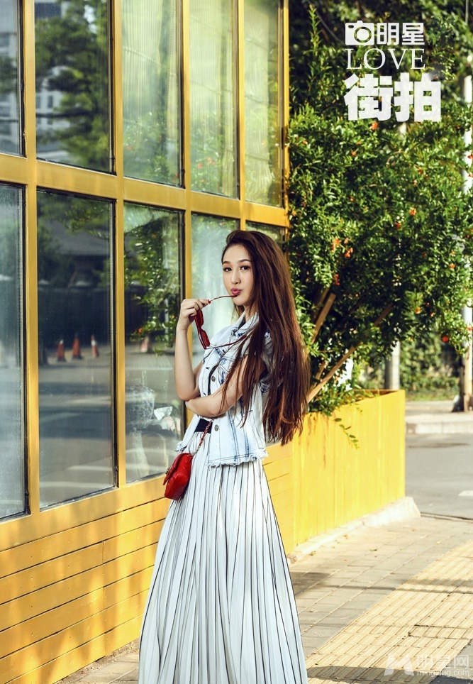 戚薇李韧韧时尚街拍百变穿搭诠释夏日迷情_图-3