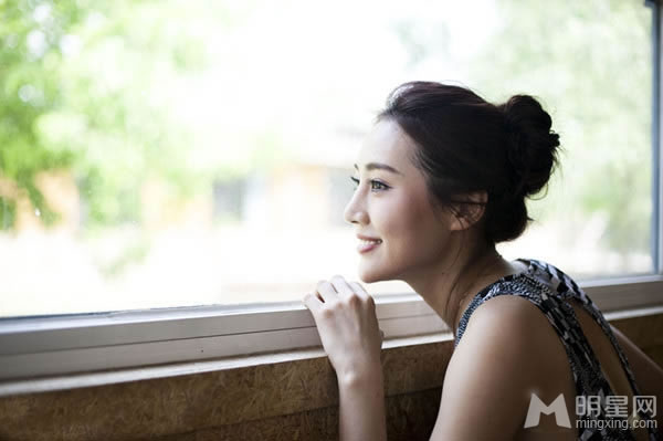 王滢户外甜美写真尽显温婉清新_图-1