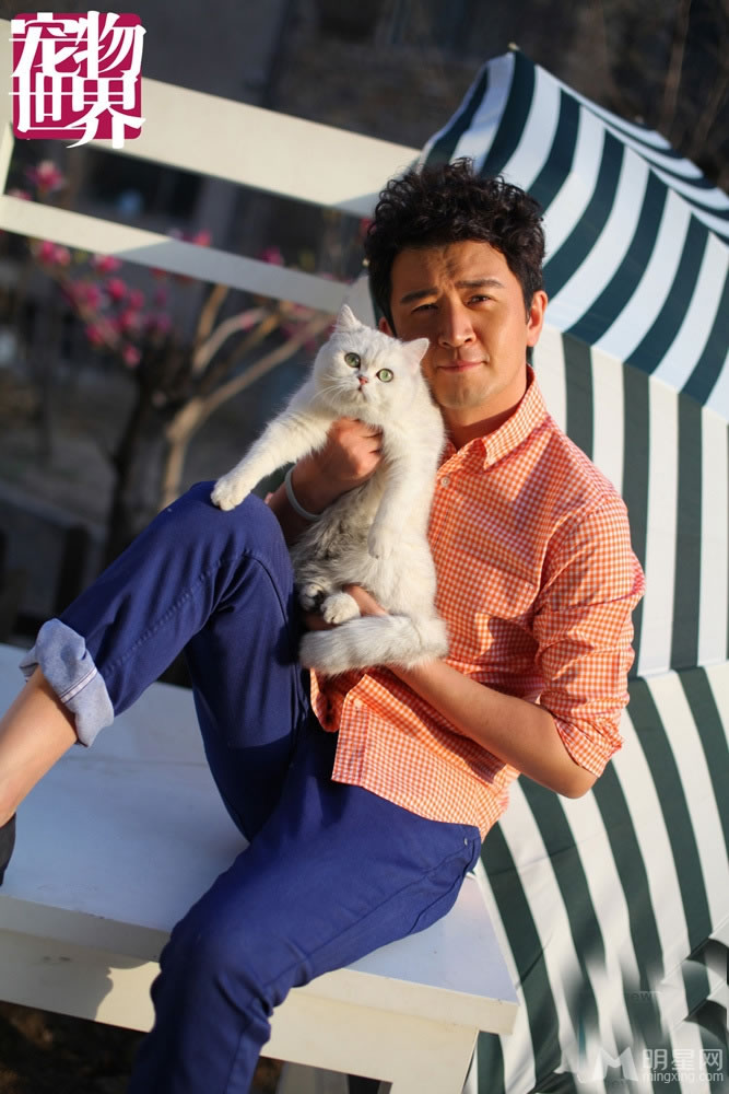 郭家铭携萌猫拍时尚大片俏皮与萌猫惬意互动_图-1
