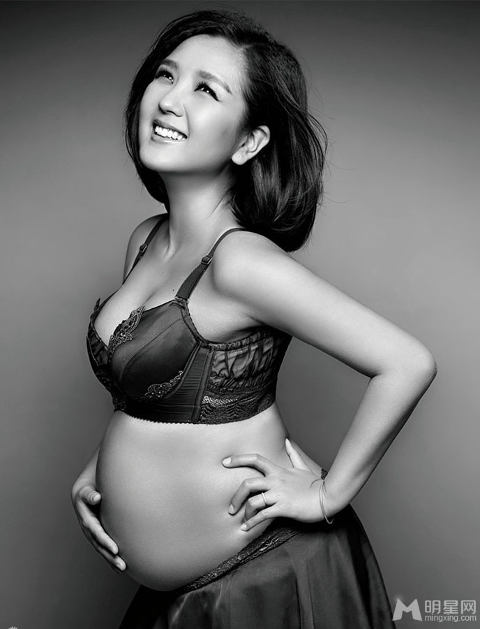 辣妈何洁半裸写真彰显新生代时尚孕妈_图-1