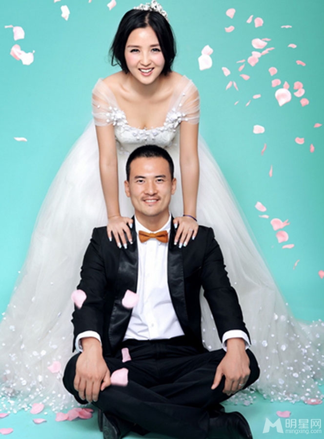 辣妈何洁半裸写真彰显新生代时尚孕妈_图-4
