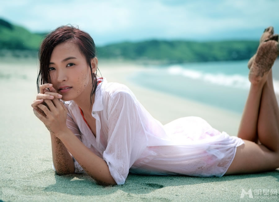 郑罗茜海边透视写真诠释另类性感_图-1