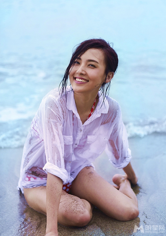 郑罗茜海边透视写真诠释另类性感_图-4