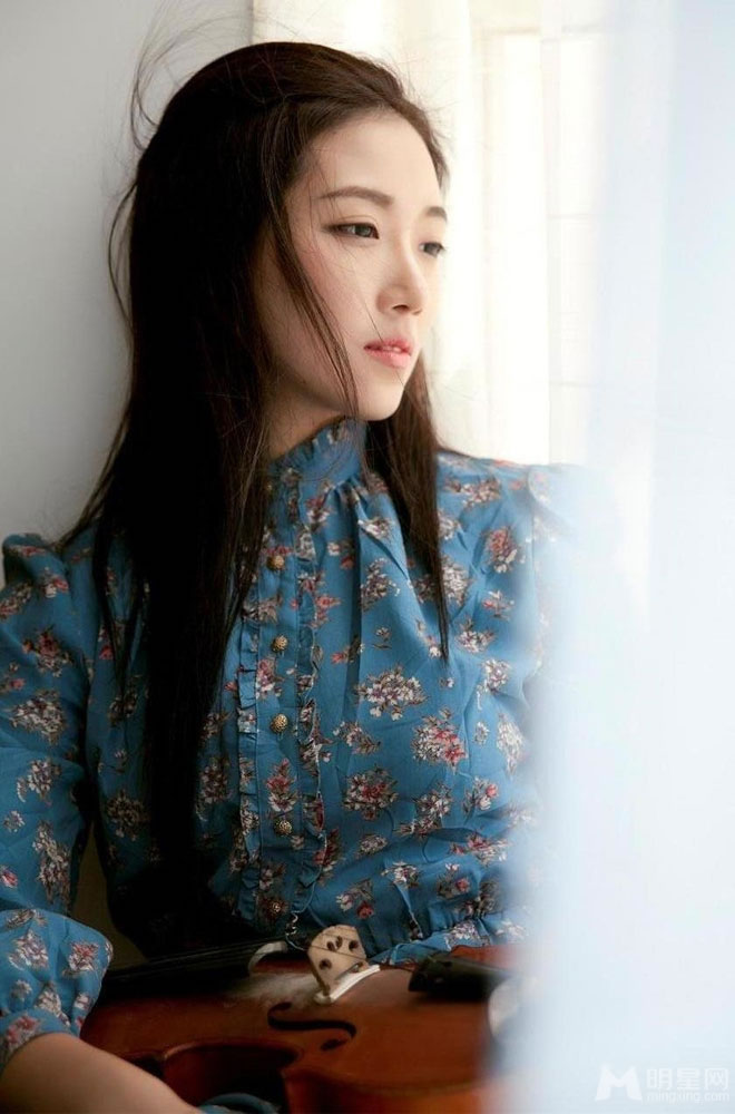 菅韧姿清爽写真曝光怀抱小提琴清新出境_图-1