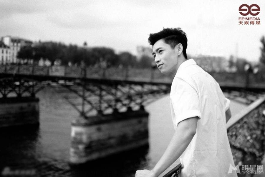 魏晨巴黎街拍曝光漫步塞纳河畔锁心桥_图-3