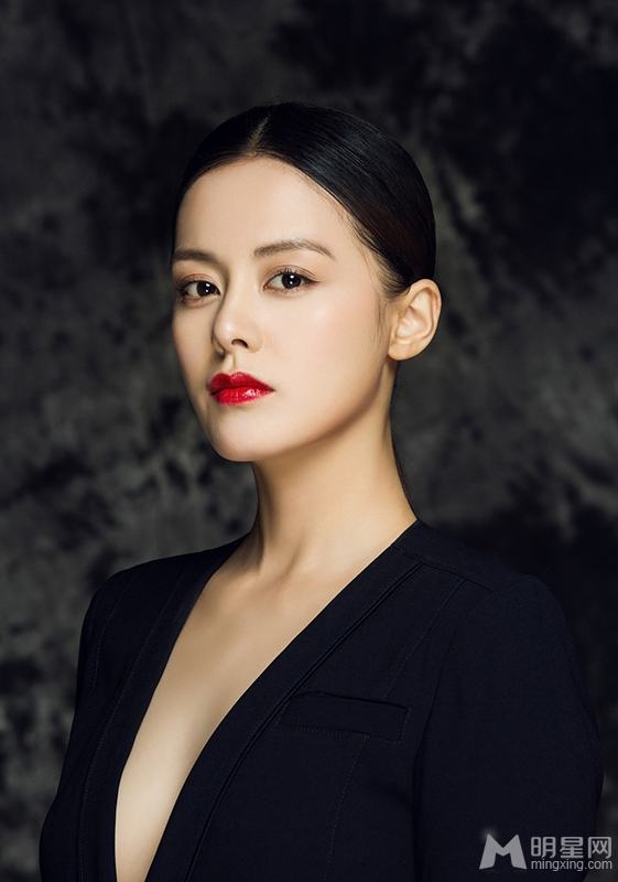 王力可红唇魅惑写真深V大秀美胸_图-4