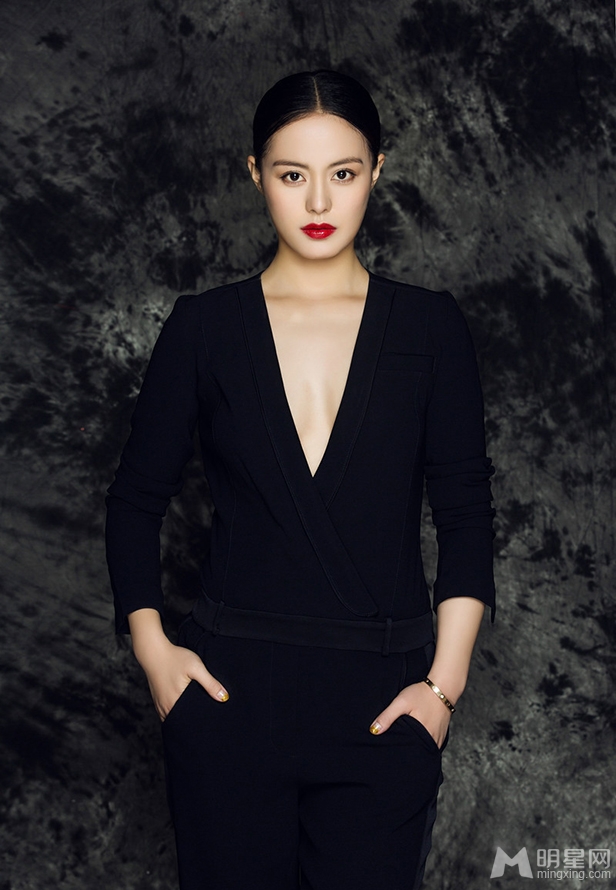 王力可红唇魅惑写真深V大秀美胸_图-2