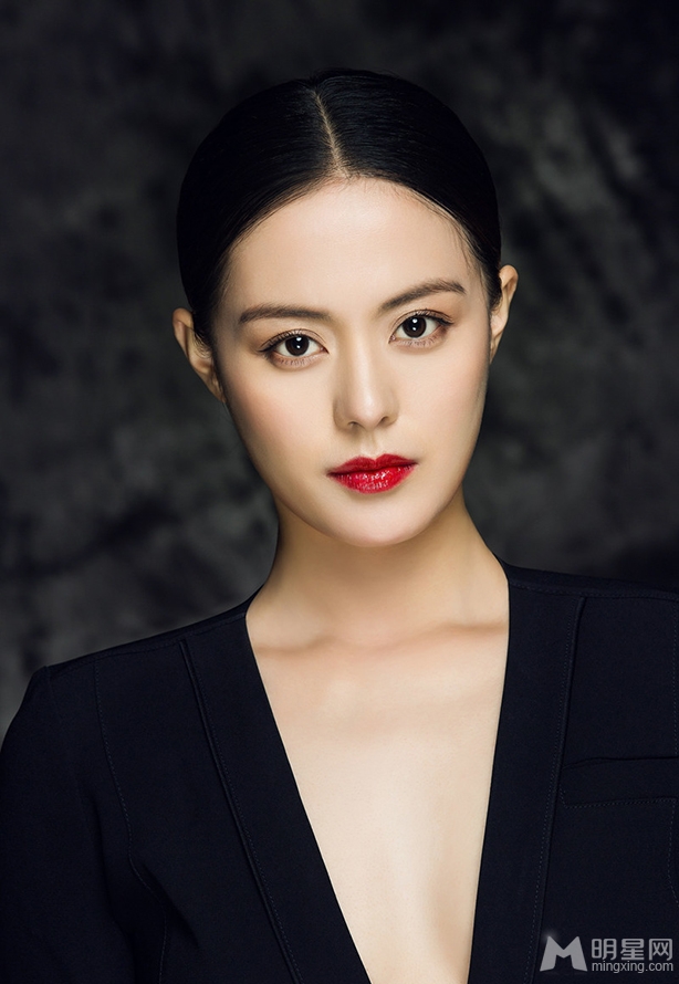 王力可红唇魅惑写真深V大秀美胸_图-3