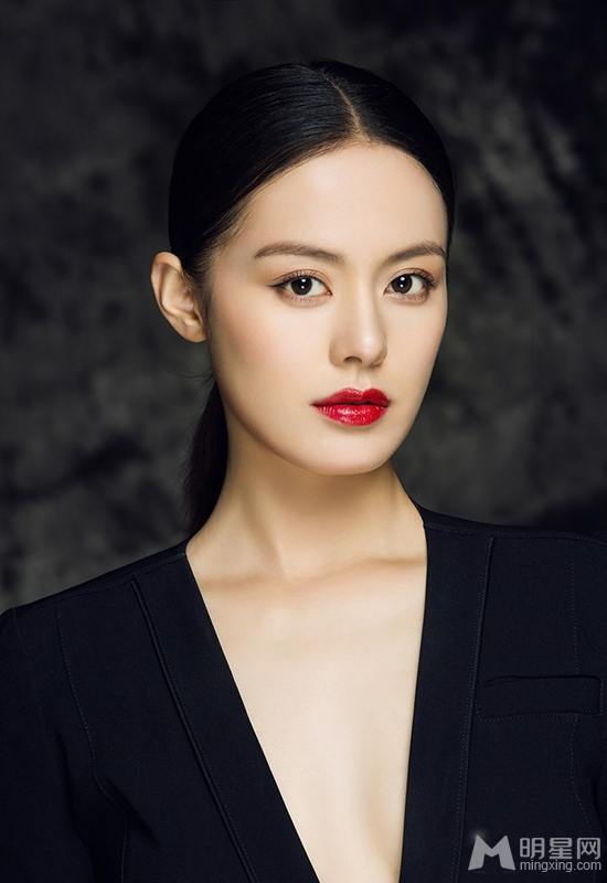 王力可红唇魅惑写真深V大秀美胸_图-5