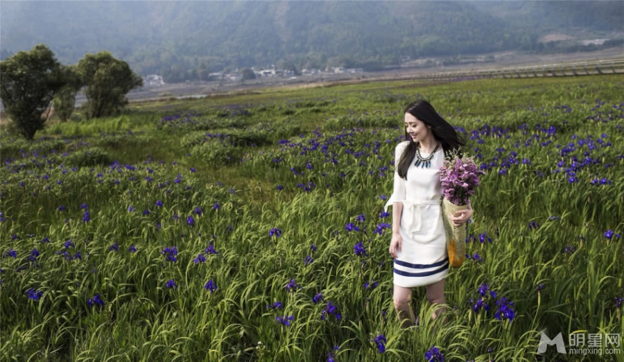 郭碧婷小镇拍写真清新脱俗游走小巷_图-1