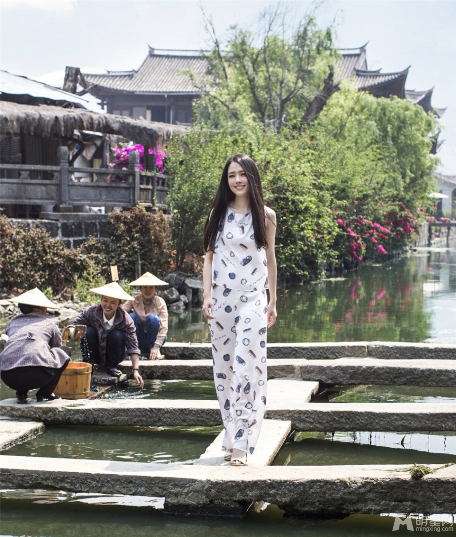 郭碧婷小镇拍写真清新脱俗游走小巷_图-2
