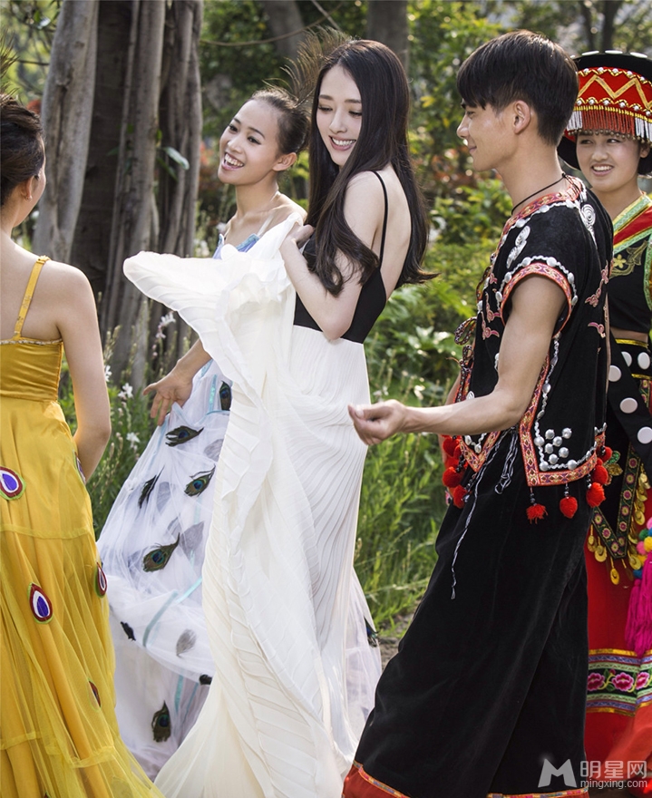郭碧婷小镇拍写真清新脱俗游走小巷_图-3