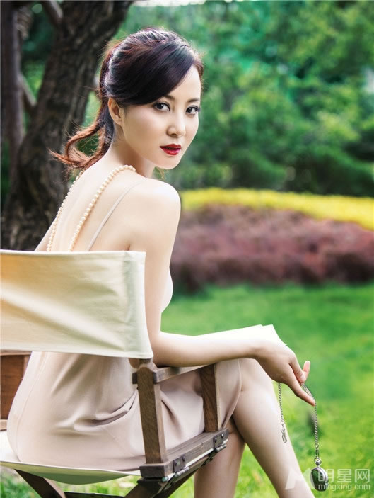 陶红休闲户外街拍曝光烈焰红唇尽显熟女风范_图-1