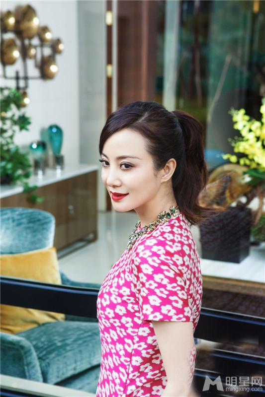 陶红休闲户外街拍曝光烈焰红唇尽显熟女风范_图-3